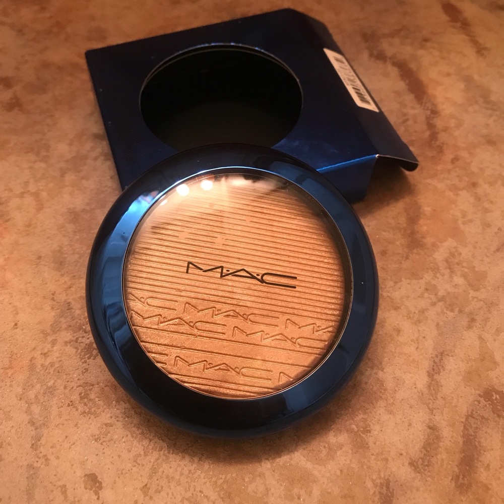 MAC Magic of the Night highlighter Oh Darling